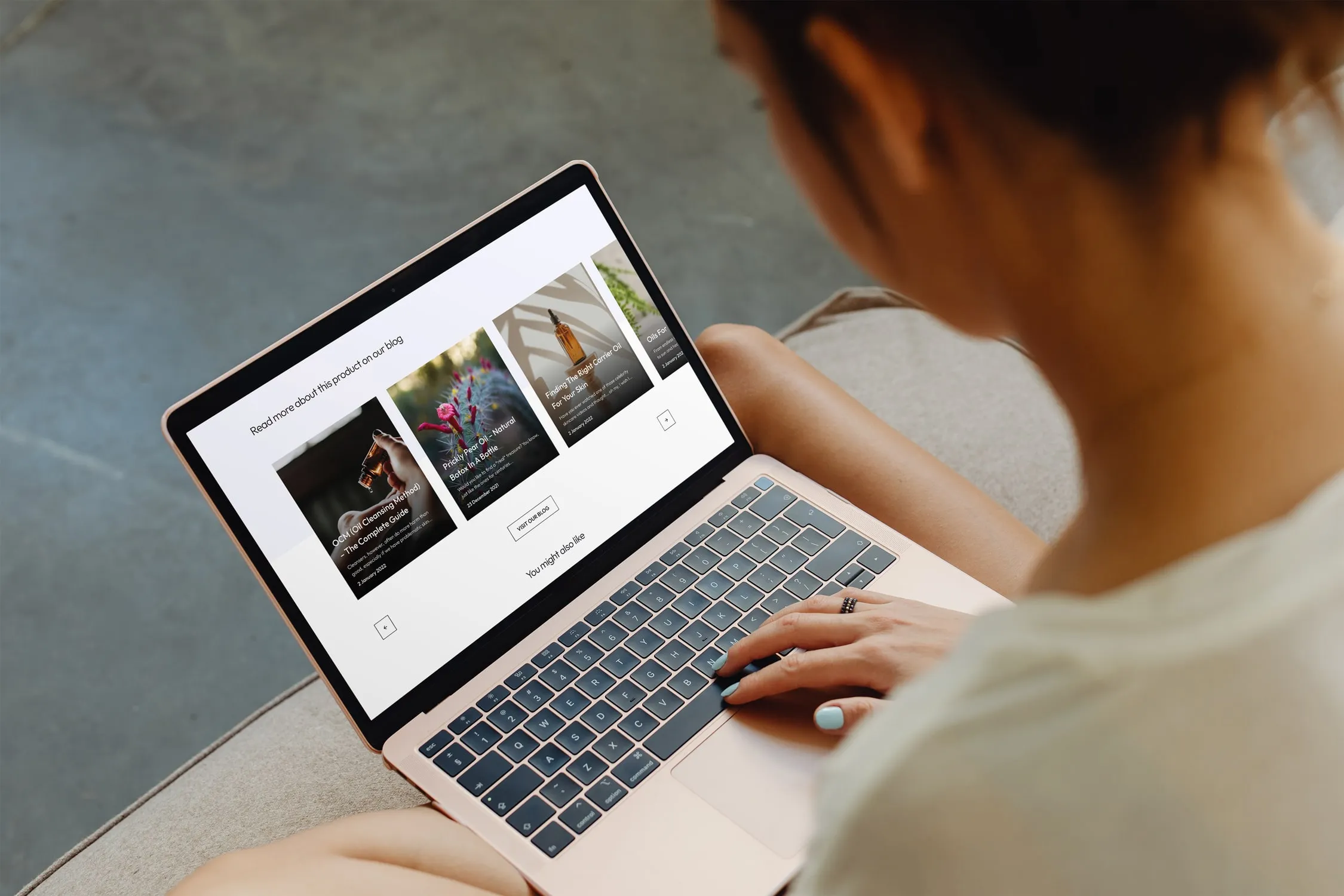 Person using a laptop that shows the blog section of the Mavelle shop